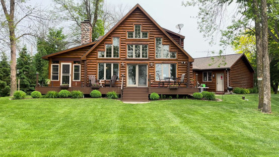 Cabin-Style Lakeside Home